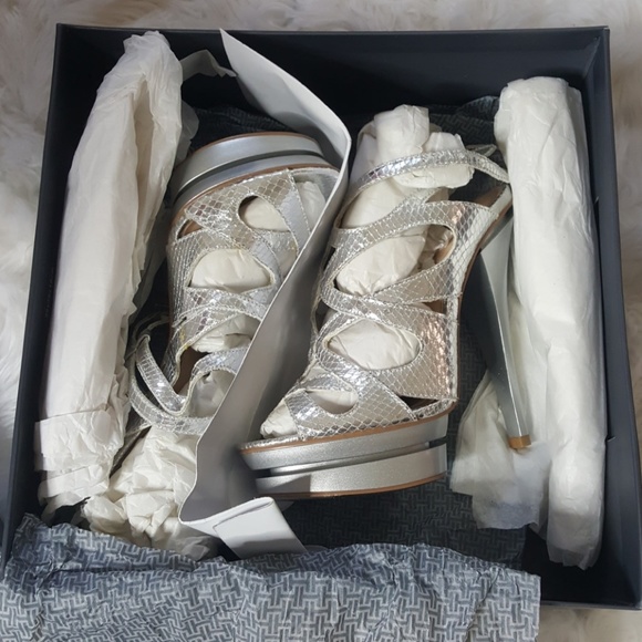 Halston brand heels by Bakers,  New in box - Picture 3 of 3